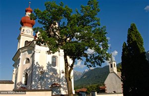 Blick auf die Pfarrkirche in Niederdorf