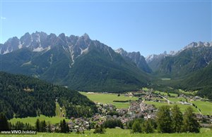 Blick auf Toblach im Sommer