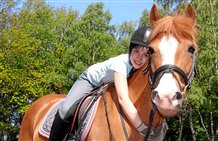 Kind beim Reiten in der Natur