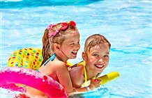 Spaß beim Schwimmen für große und kleine Wasserratten