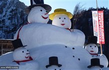 Schneemannfamilie im Skigebiet Rotwand